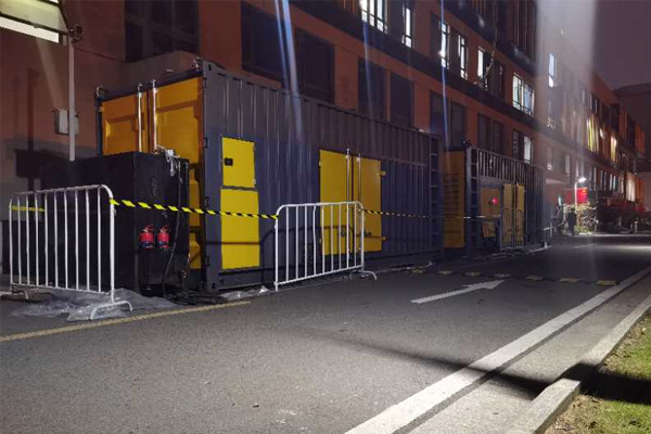 吴江柴油发电机组的输出电压是如何调节的？